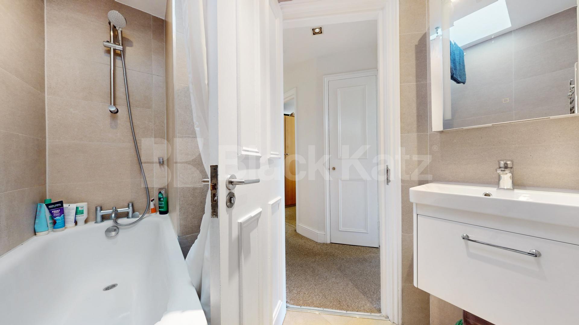 Lovely two bed set within a period house close to Tube & Shops Finchley Road, Finchley Road / Swiss Cottage